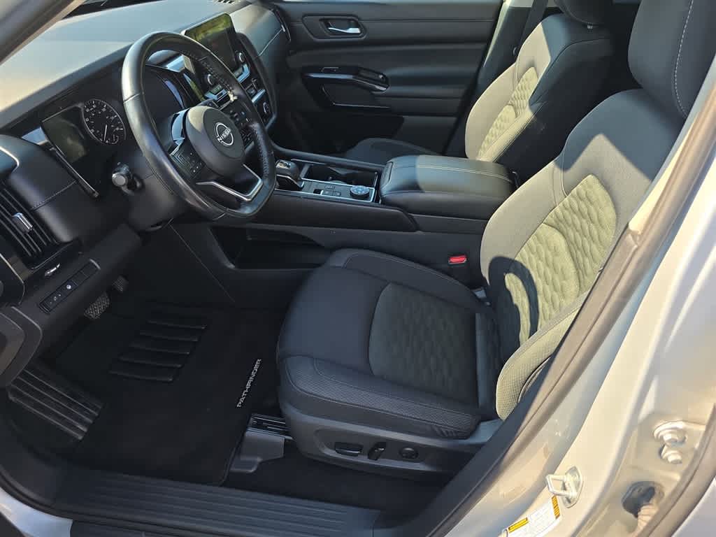 2022 Nissan Pathfinder SV
